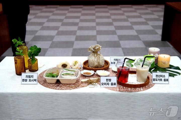 본문 이미지 - 제천계획공모관광사업단이 2022년 12월 개발한 '의림지 한방 도시락' 등 먹거리.(제천시 제공)2024.6.6/뉴스1