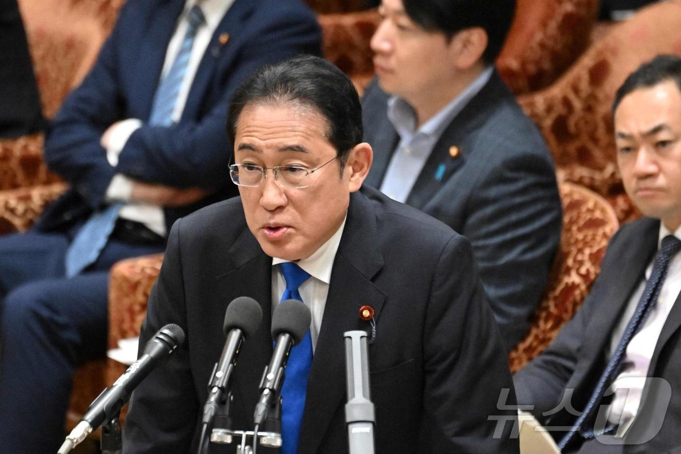 본문 이미지 - 기시다 후미오 일본 총리가 5일(현지시간) 도쿄의 중의원 정치 개혁 위원회 회의에 출석해 답변을 하고 있다. 2024.06,06 ⓒ AFP=뉴스1 ⓒ News1 우동명 기자