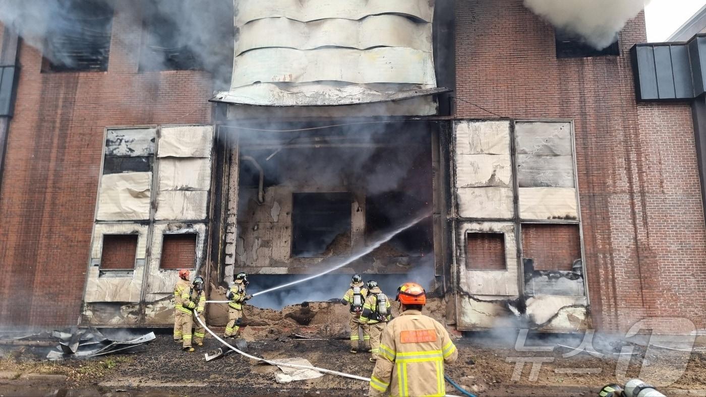 본문 이미지 - 6일 오전 7시22분께 전북자치도 남원시 어현동의 한 나무 연료 제조공장에서 불이 났다.(전북소방 제공)2024.6.6/뉴스1