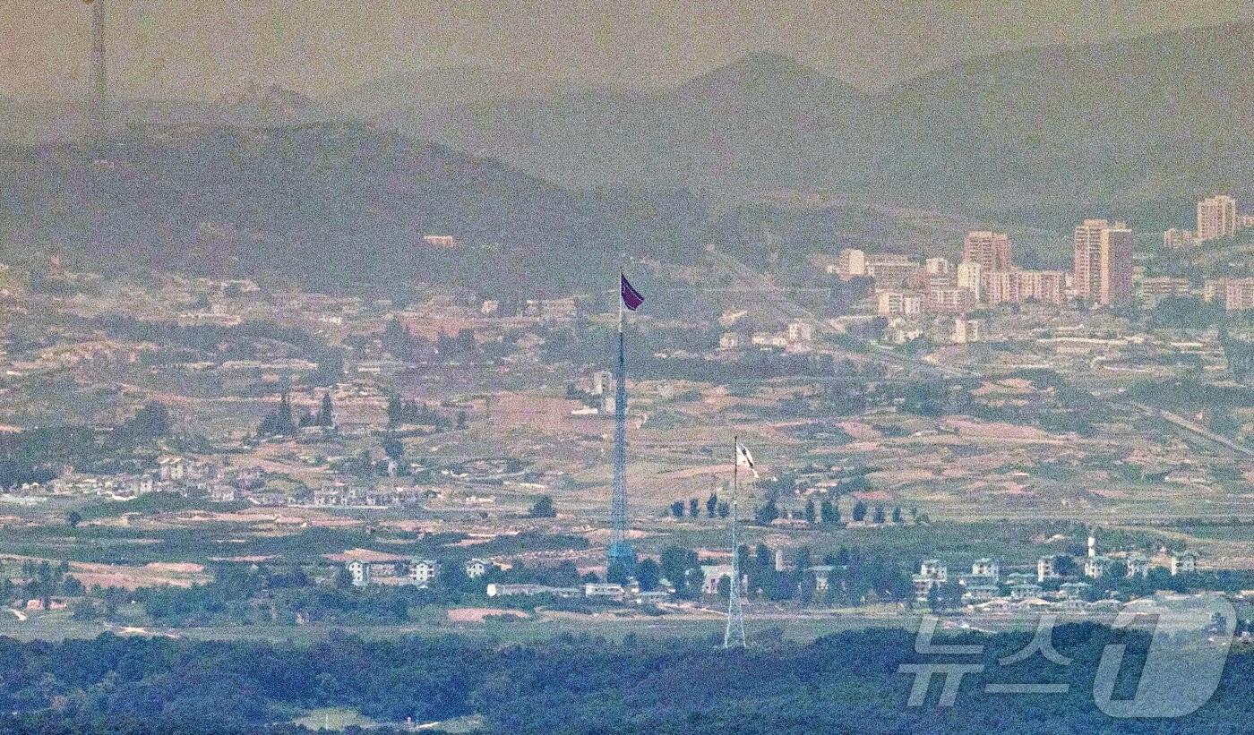 북한의 오물풍선 등의 도발로 9.19 군사합의 효력 정지 안건이 의결되는 등 남북 긴장관계가 고조되고 있는 6일 파주 접경지역에서 바라본 비무장지대(DMZ) 북한 기정동 마을의 인공기와 남한 대성동 마을의 태극기가 나란히 펄럭이고 있다. 2024.6.6/뉴스1 ⓒ News1 이승배 기자