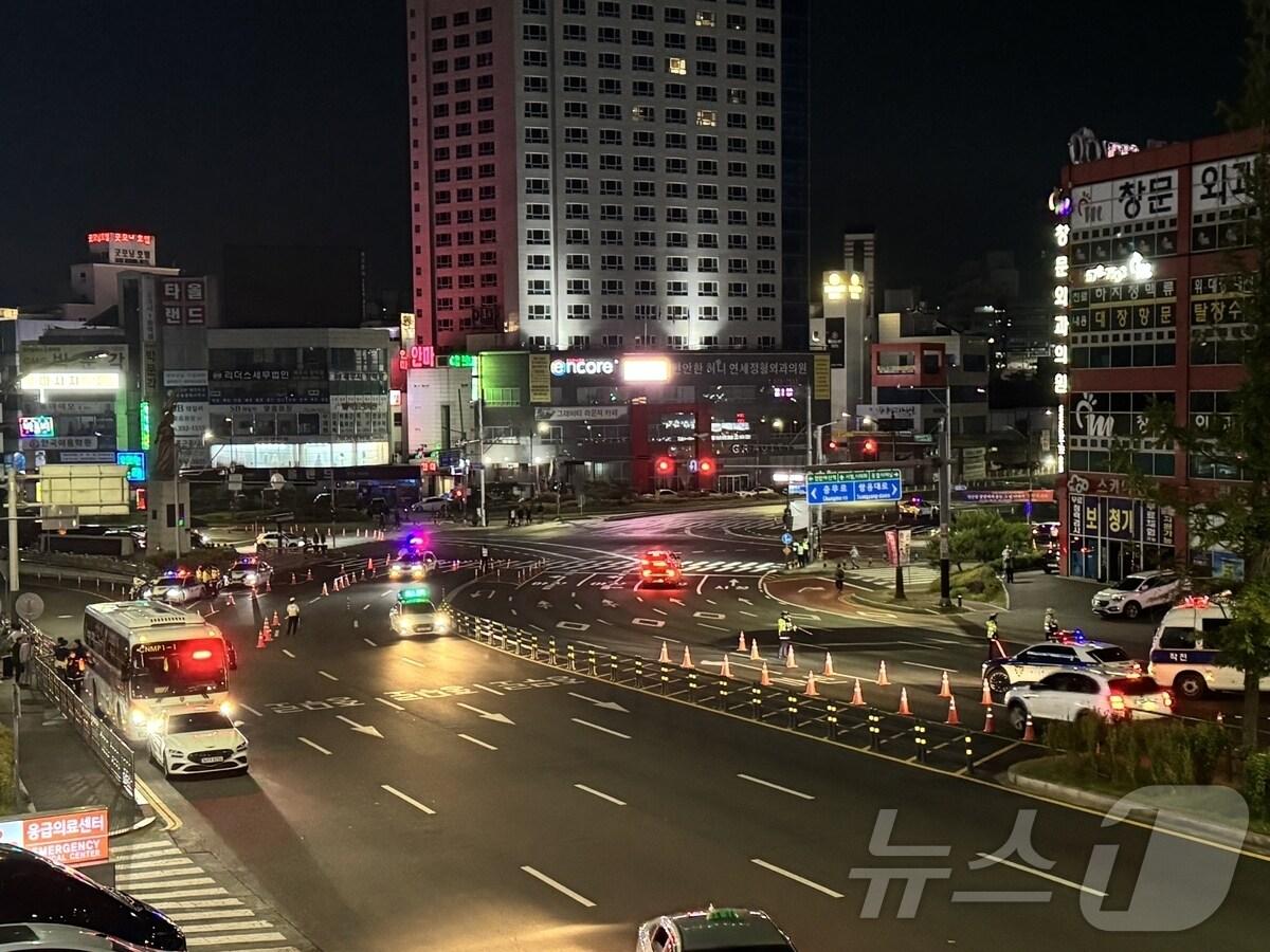 본문 이미지 -  6일 현충일 새벽 천안 도심 삼거리에서 특별 단속 중인 경찰. (충남경찰청 제공) / 뉴스1