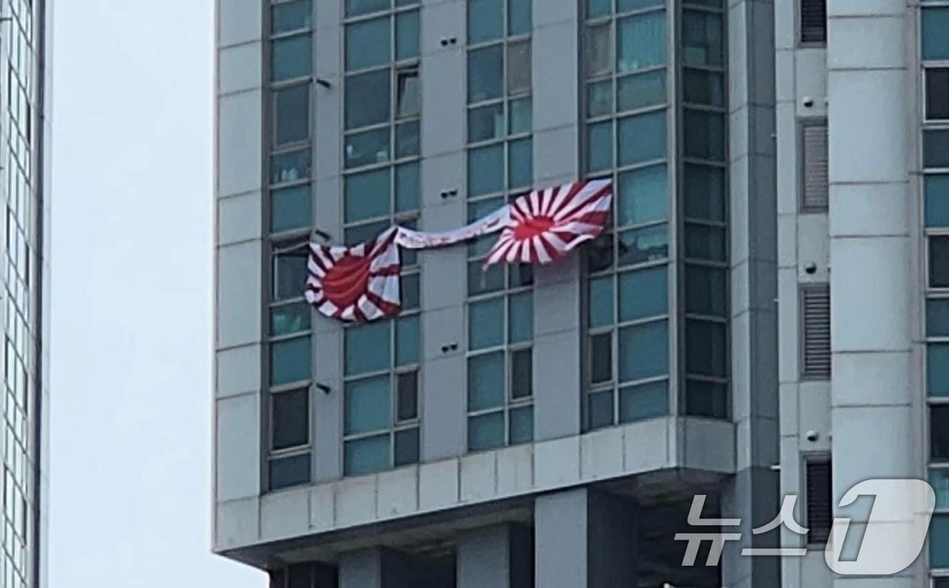 본문 이미지 - 제69회 현충일인 6일 부산시 수영구의 한 주상복합건물 아파트 창문에 일본 국군주의 상징인 욱일기가 내걸려 있다. (온라인커뮤니티 캡쳐)2024.6.6/뉴스1