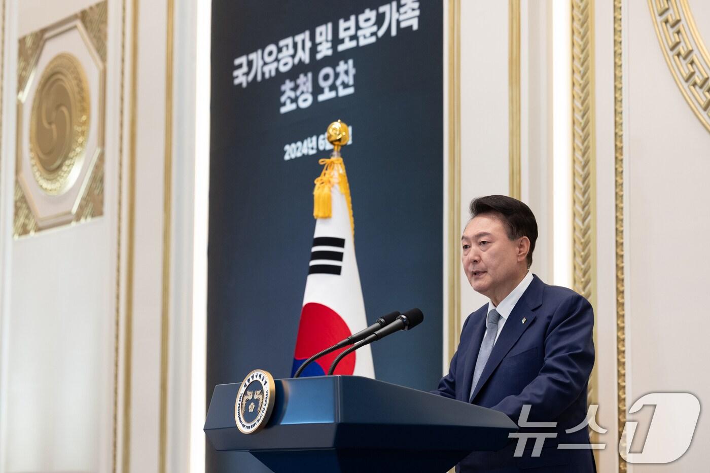 윤석열 대통령이 6일 청와대 영빈관에서 열린 '국가유공자 및 보훈가족 초청 오찬'에서 인사말을 하고 있다. (대통령실 제공) 2024.6.6/뉴스1 ⓒ News1 송원영 기자