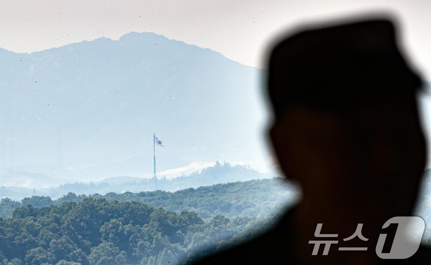 본문 이미지 - 파주 접경지역에서 바라본 남한 대성동 마을에 태극기가 휘날리고 있다.  ⓒ 뉴스1 이승배 기자