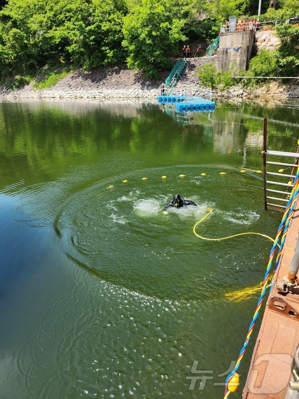 본문 이미지 - 6일 오전 9시 17분쯤 경북 청도군 운문댐에서 취수탑 콘크리트 보강작업을 하던 잠수부 2명이 취수탑에 빨려 들어가는 사고가 발생해 소방당국이 구조하고 있다(청도소방서 제공)2024.6.6/뉴스1