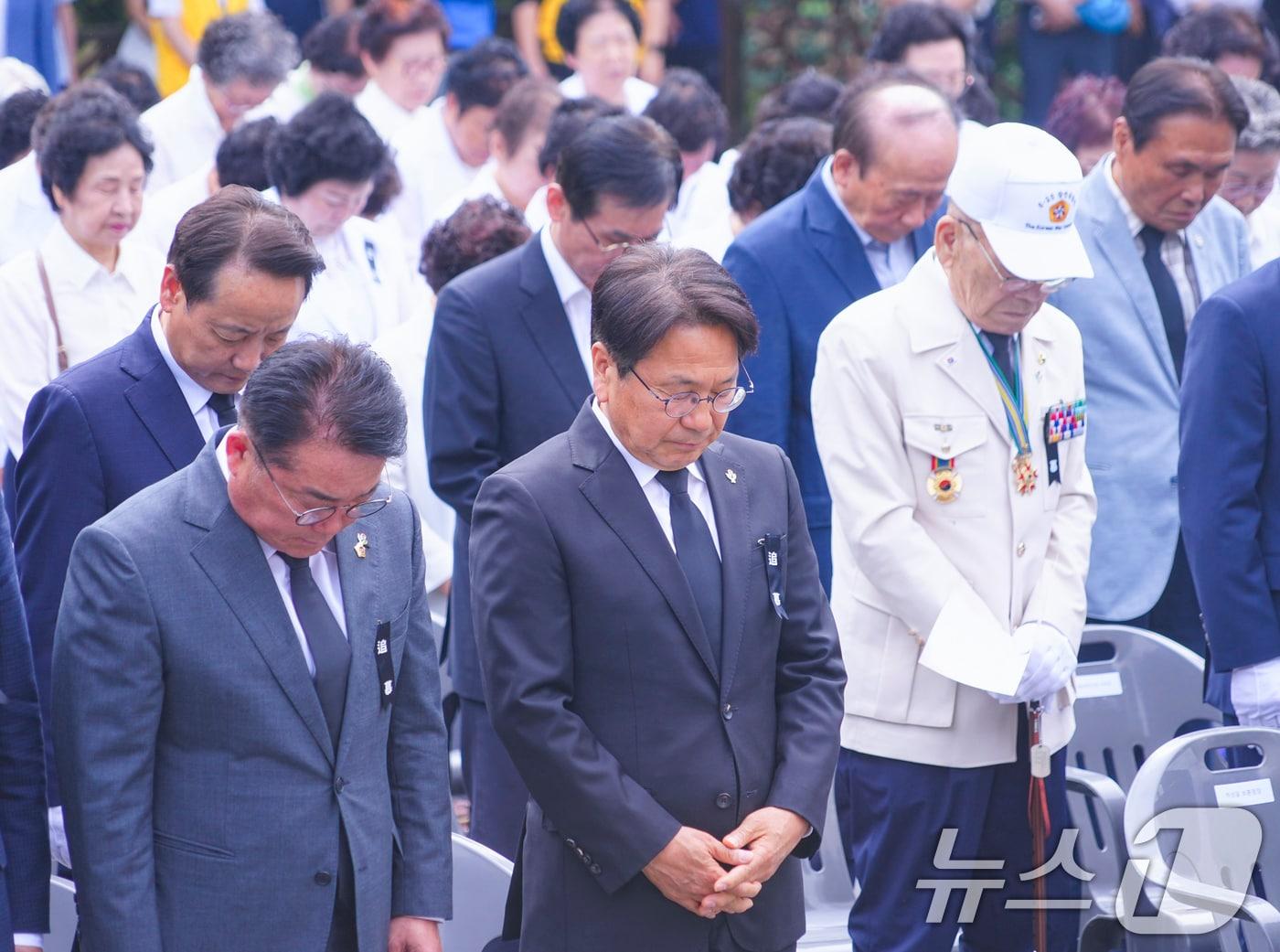 본문 이미지 - 강기정 광주시장이 지난해 6월 6일 오전 남구 광주공원 현충탑에서 열린 '제69회 현충일 추념식'에 참석해 추모 사이렌에 맞춰 순국선열과 호국영령에 대한 묵념을 하고 있다.(광주시 제공. 재판매 및 DB 금지)2024.6.6/뉴스1 