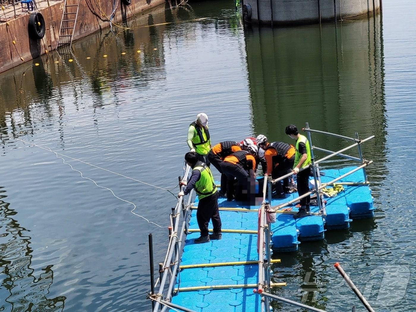본문 이미지 - 6일 오전 9시 17분쯤 경북 청도군 운문댐에서 취수탑 콘크리트 보강 작업을 하던 잠수부 2명이 취수탑에 빨려 들어가 구조대가 구조작업을 하고있다(청도소방서 제공)2024.6.6/뉴스1