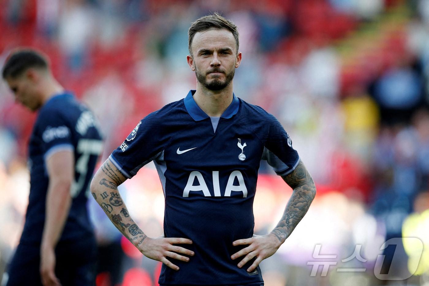 본문 이미지 - 잉글랜드 대표팀에서 탈락, 2024 유럽축구연맹(UEFA) 유럽축구선수권대회(유로) 출전이 무산된 제임스 매디슨.  ⓒ 로이터=뉴스1