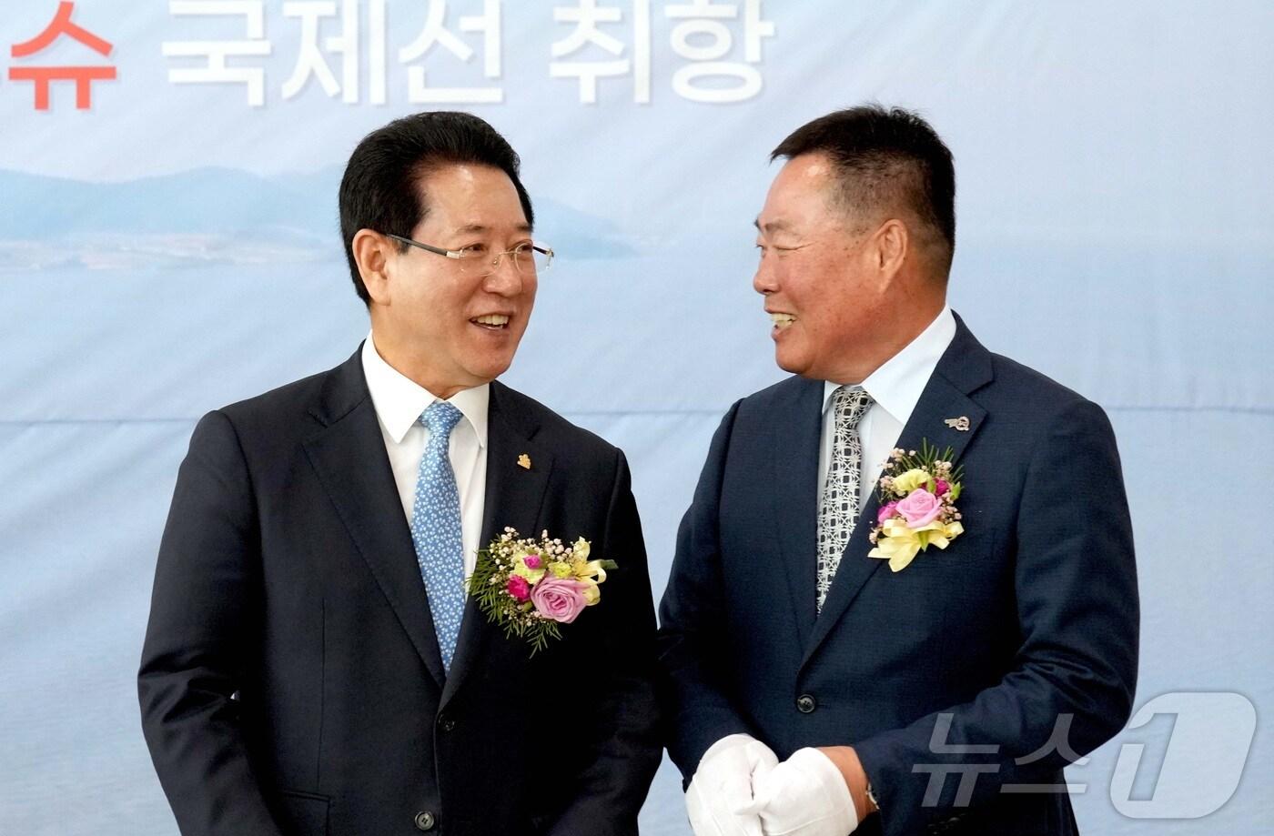 김영록 전라남도지사가 5월24일 오전 무안국제공항 여객청사에서 열린 하이에어 국제선(무안~키타큐슈) 운항 취항식 행사에서 김산 무안군수와 손을 맞잡고 이야기를 나누고 있다. (전남도 제공) 2023.5.24/뉴스1DB