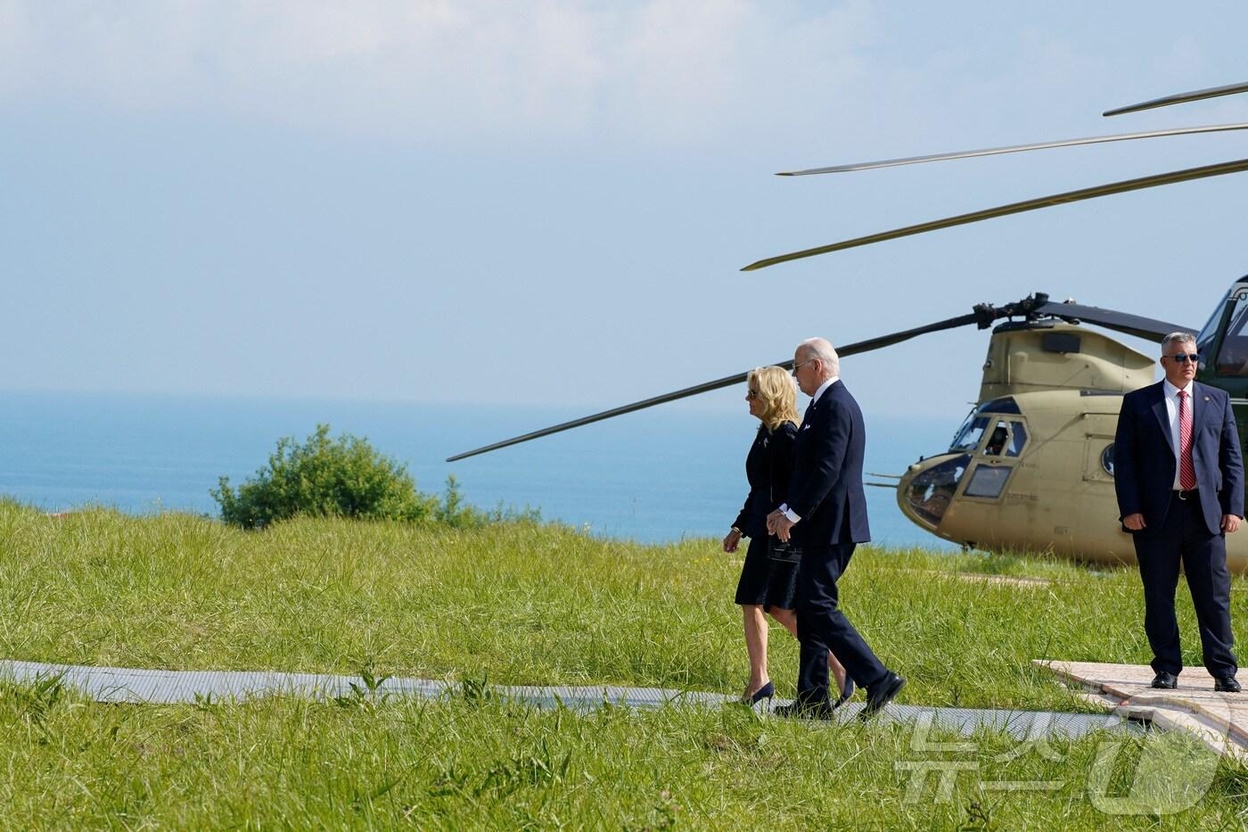 조 바이든 미국 대통령과 영부인 질 바이든 여사가 6일&#40;현지시간&#41; 노르망디 상륙작전 80주년 기념식 참석을 위해 프랑스를 방문한 가운데 마린 원&#40;미국 대통령 전용 헬리콥터&#41;에서 하선해 걷고 있다. 2024.06.06/뉴스1 ⓒ 로이터=뉴스1 ⓒ News1 조소영 기자