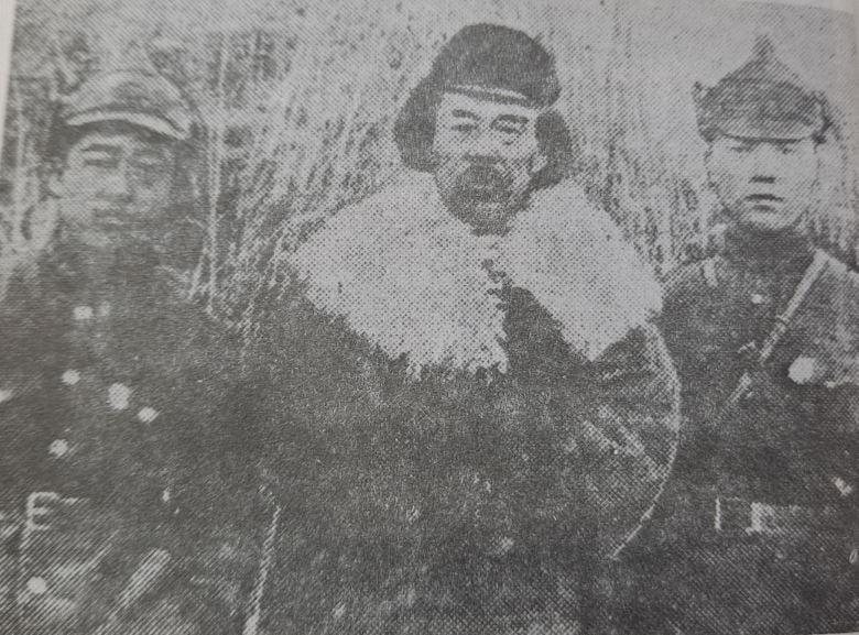 본문 이미지 - 홍범도 장군(가운데). (출처: 저저 미상, 延边政协文史资料委员会; 图们市政协文史资料委员会. 《洪范图将军》 延吉：延边人民出版社. 1992.09. 흑백사진(1920), Wikimedia Commons, Public Domain)