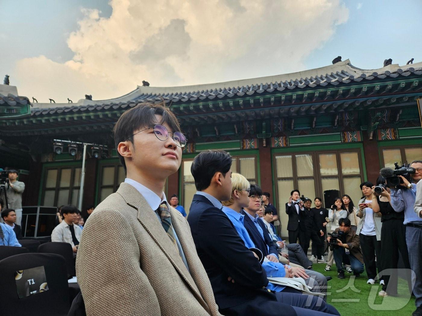 본문 이미지 - '페이커' 이상혁이 6일 서울 중구 신라호텔 영빈관에서 T1 선수들과 전설의 전당 헌액식 행사에 참여한 모습. 페이커는 1대 전설의 전당 헌액자로 선정됐다. 2024.6.6/뉴스1 ⓒ News1 박소은 기자