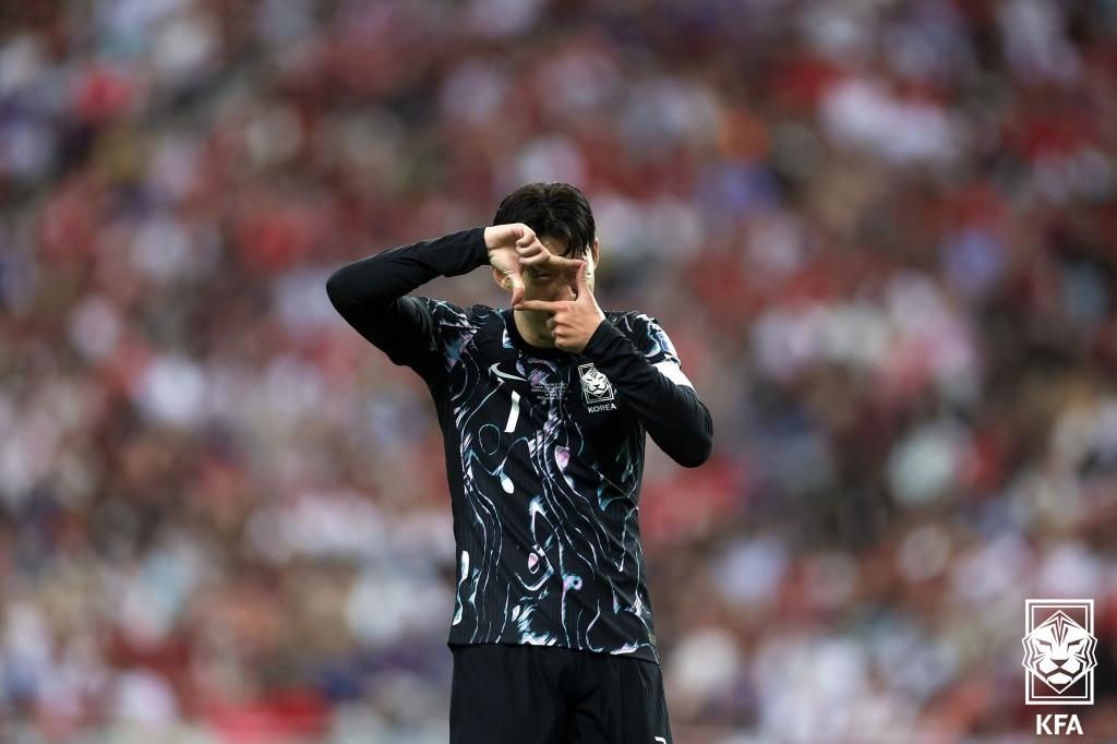 본문 이미지 - 6일 오후&#40;현지시간&#41; 싱가포르 더 내셔널 스타디움에서 열린 2026 북중미 월드컵 아시아 2차 예선 조별리그 대한민국과 싱가포르의 경기에서 대한민국 손흥민이 골을 넣고 세리머니를 하고 있다. &#40;대한축구협회 제공&#41; 2024.6.6/뉴스1