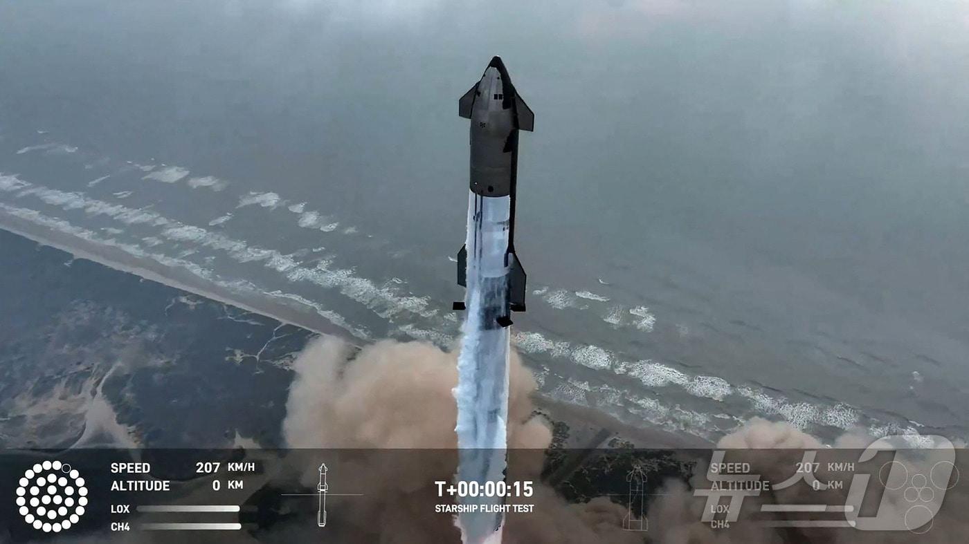 스페이스X의 스타십이 6일(현지시간) 오전 7시50분 텍사스주 남부 보카치카 해변의 스타베이스에서 발사되고 있다. 사진은 스페이스X 방송에서 찍은 스틸 이미지. 2024.06.06. ⓒ AFP=뉴스1 ⓒ News1 김현 특파원