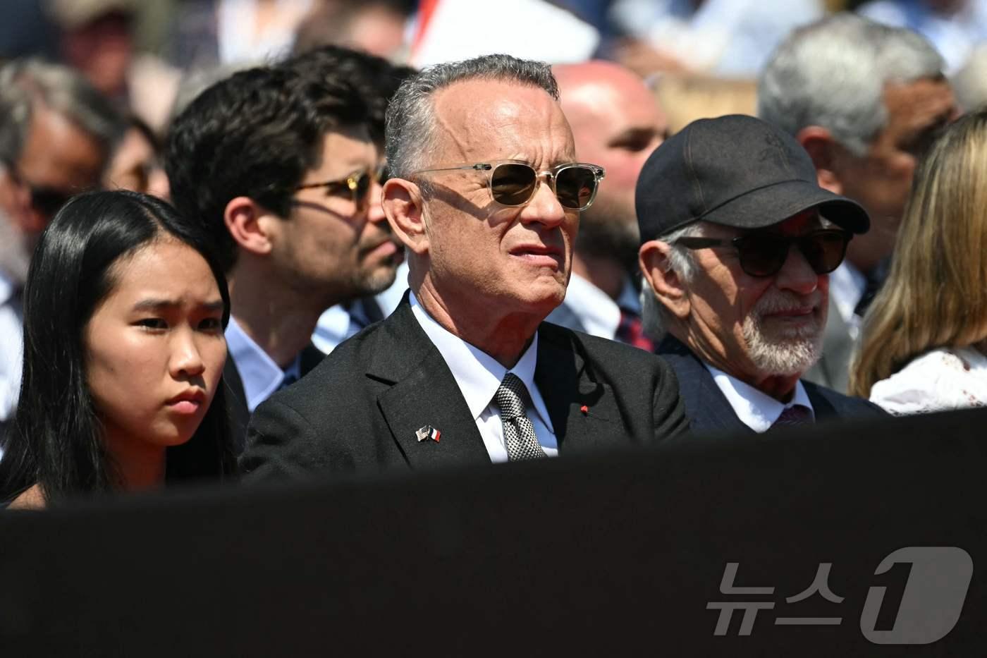 미국 배우 톰 행크스&#40;가운데&#41;와 미국 감독 스티븐 스필버그&#40;오른쪽&#41;가 6일&#40;현지시간&#41; 프랑스에서 열린 노르망디 상륙작전 80주년 기념식에 참석했다. 24.06.06 ⓒ AFP=뉴스1 ⓒ News1 김예슬 기자