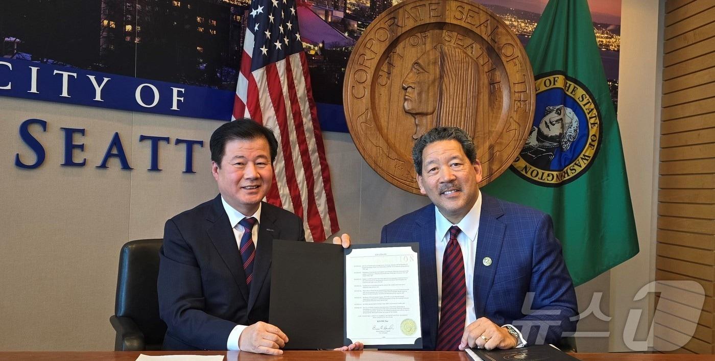강석진 중소벤처기업진흥공단 이사장(왼쪽)이 4일(현지시간) 미 시애틀에서 열린 업무협약식에서 기념촬영을 하고 있다.(중소벤처기업진흥공단 제공)