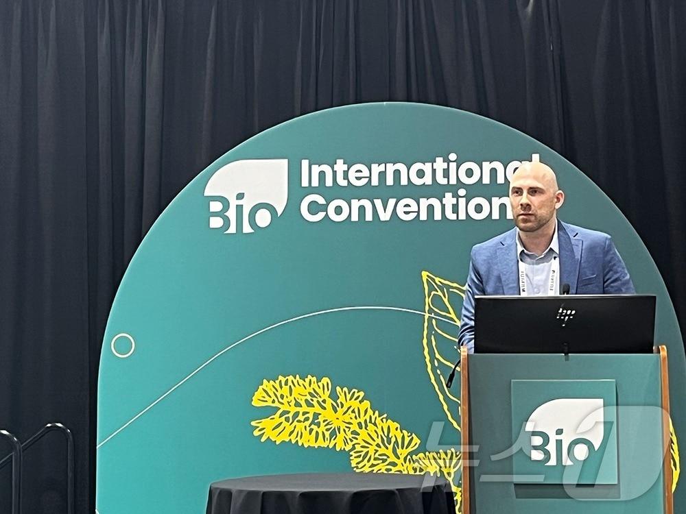 본문 이미지 - 파벨 프린세브(Pavel Printsev) 브릿지바이오테라퓨틱스 사업개발 디렉터가미국 샌디에고에서 개최된 2024 바이오 인터내셔널 컨벤션 행사에서 기업 소개 발표를 진행하고 있다.(브릿지바이오테라퓨틱스 제공)/뉴스1 ⓒ News1