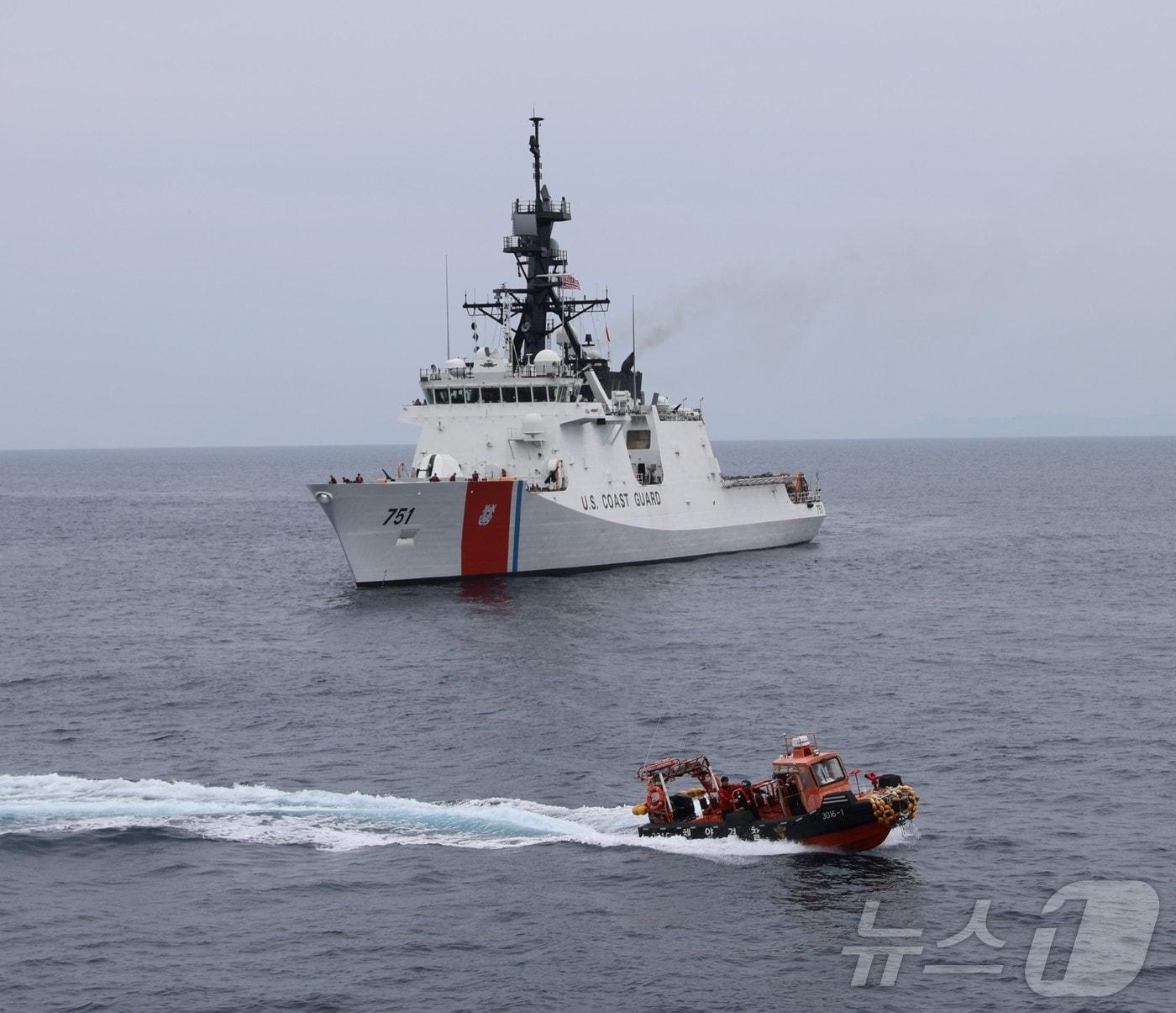 본문 이미지 - 미국 USCG 751 함정 앞으로 한국해양경찰 단정이 인명수색 구조훈련에 나서고 있다.(해양경찰청 제공)/뉴스1