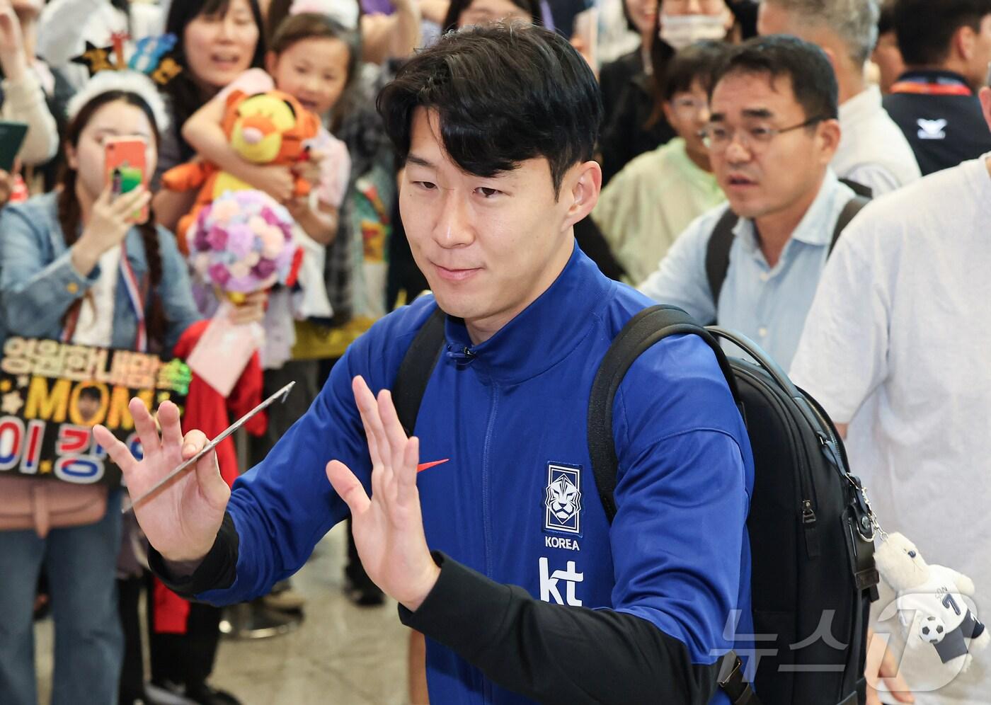 본문 이미지 - 대한민국 축구 국가대표팀 손흥민이 7일 오전 인천국제공항 제2터미널을 통해 귀국하며 인사하고 있다. 2024.6.7/뉴스1 ⓒ News1 김도우 기자