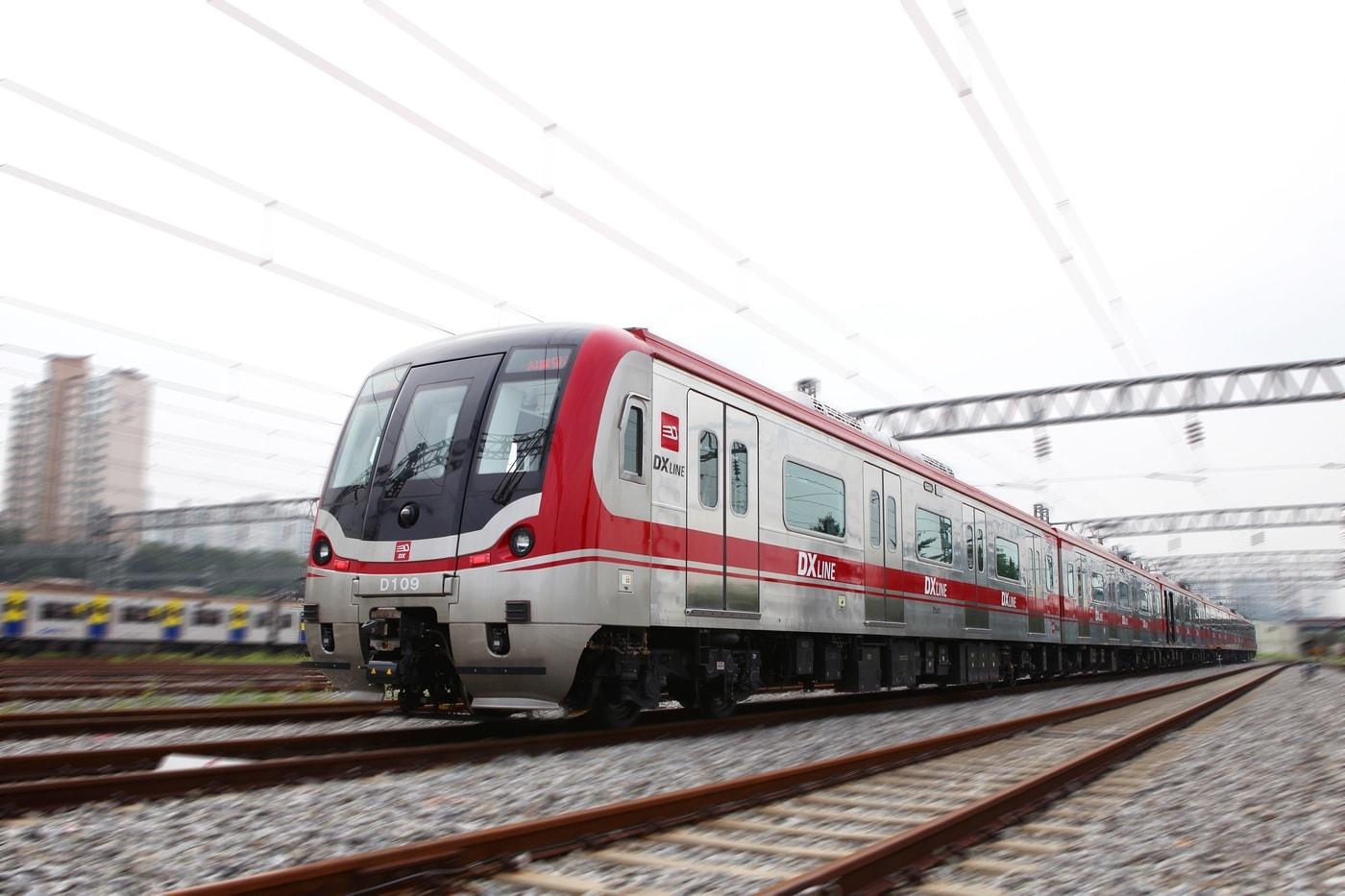 본문 이미지 - 두산건설 컨소시엄이 노선 기획부터 설계, 투자, 시공까지 사업의 모든 과정을 수행한 신분당선 열차 사진(두산건설 제공).