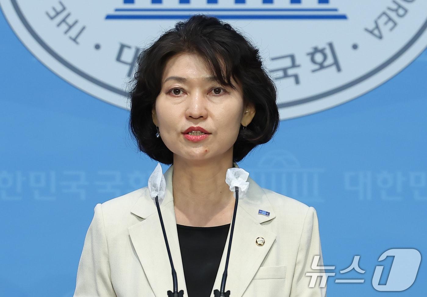 본문 이미지 - 강경숙 조국혁신당 의원이 6월 7일 오전 서울 여의도 국회 소통관에서 열린 김건희 여사 논문표절 심사결과 공개 등을 촉구하고 있다. /뉴스1 ⓒ News1 김민지 기자