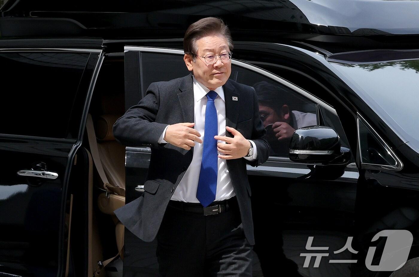 본문 이미지 - 이재명 더불어민주당 대표가 7일 오전 서울 서초구 서울중앙지법에서 열린 대장동 배임 및 성남FC 뇌물 관련 특정범죄가중처벌등에관한법률위반(뇌물) 등 공판에 출석하고 있다. 2024.6.7/뉴스1 ⓒ News1 장수영 기자