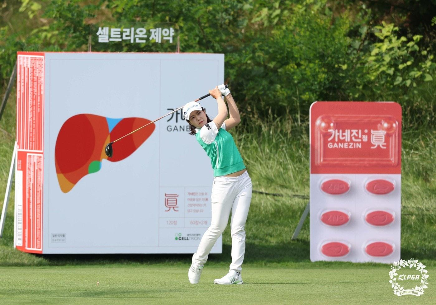 본문 이미지 - 박민지가 7일 강원도 양양 설해원에서 열린 '2024 셀트리온 퀸즈 마스터즈' 1라운드 12번 홀에서 티샷을 하고 있다. (KLPGT 제공) 2024.6.7/뉴스1