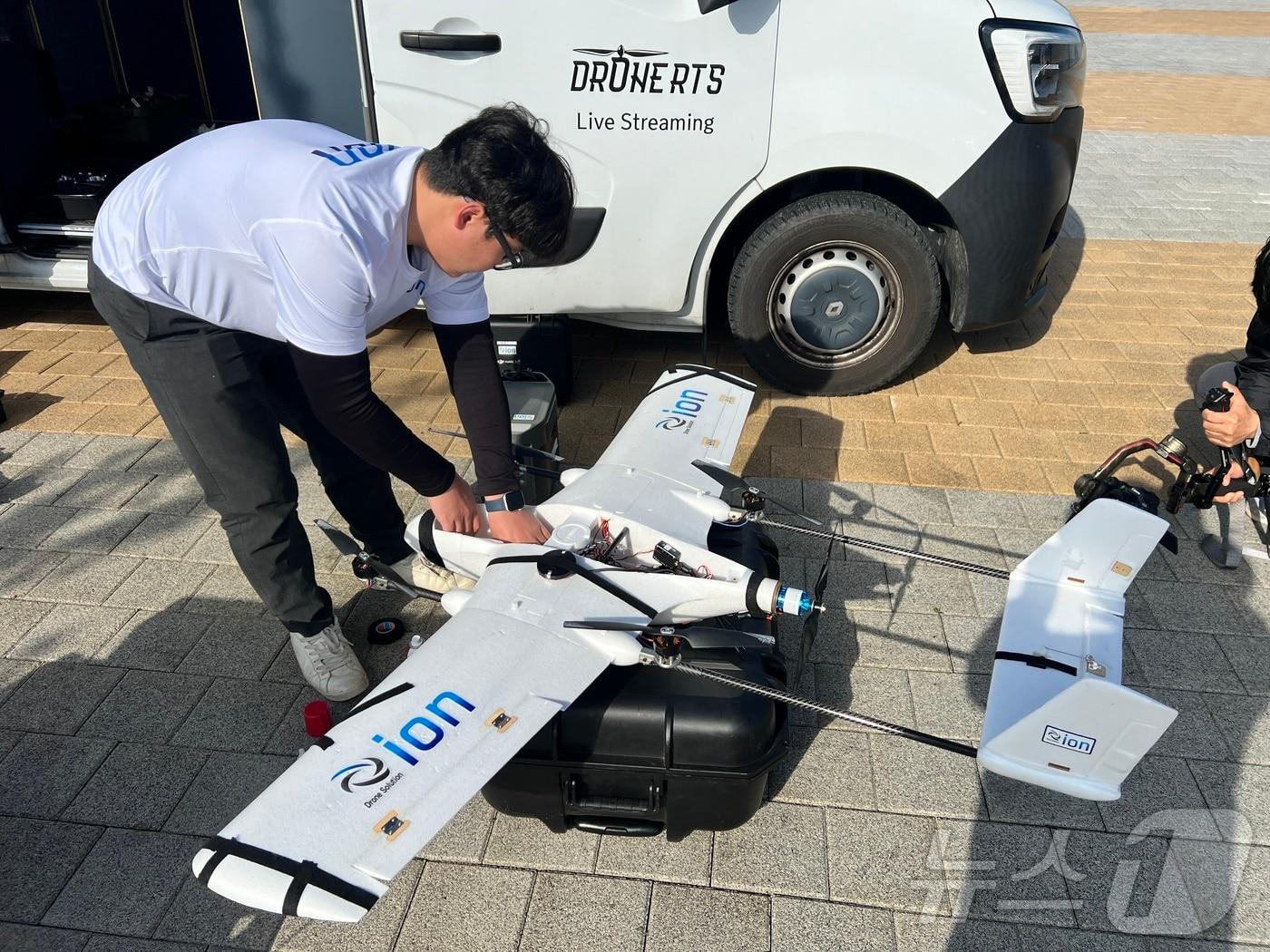 본문 이미지 -  7일 충북의 대표 드론 기업 '아이온'은 최근 과학기술정보통신부와 한국연구재단이 공동 개최한 '2024 육해공 무인 이동체 챌린지'에서 대상과 최우수상을 차지했다고 밝혔다. 사진은 대회 참가 모습.(아이온 제공)2024.6.7/뉴스1