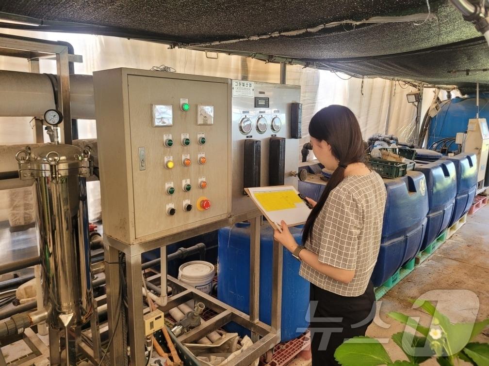 본문 이미지 - 창원특례시 농업기술센터 관계자가 채소화훼 농가를 방문해 사후관리 점검을 실시하고 있다.(창원시 제공)