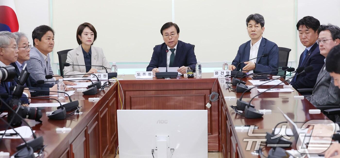 문재인 정부 인도 방문 대표단장을 지낸 도종환 전 문화체육관광부 장관과 당시 수행원인 고민정, 윤건영 더불어민주당 의원 등이 7일 오전 서울 여의도 국회 의원회관에서 김정숙 여사 인도 방문 관련 당시 대표단장 기자간담회를 하고 있다. 2024.6.7/뉴스1 ⓒ News1 김민지 기자