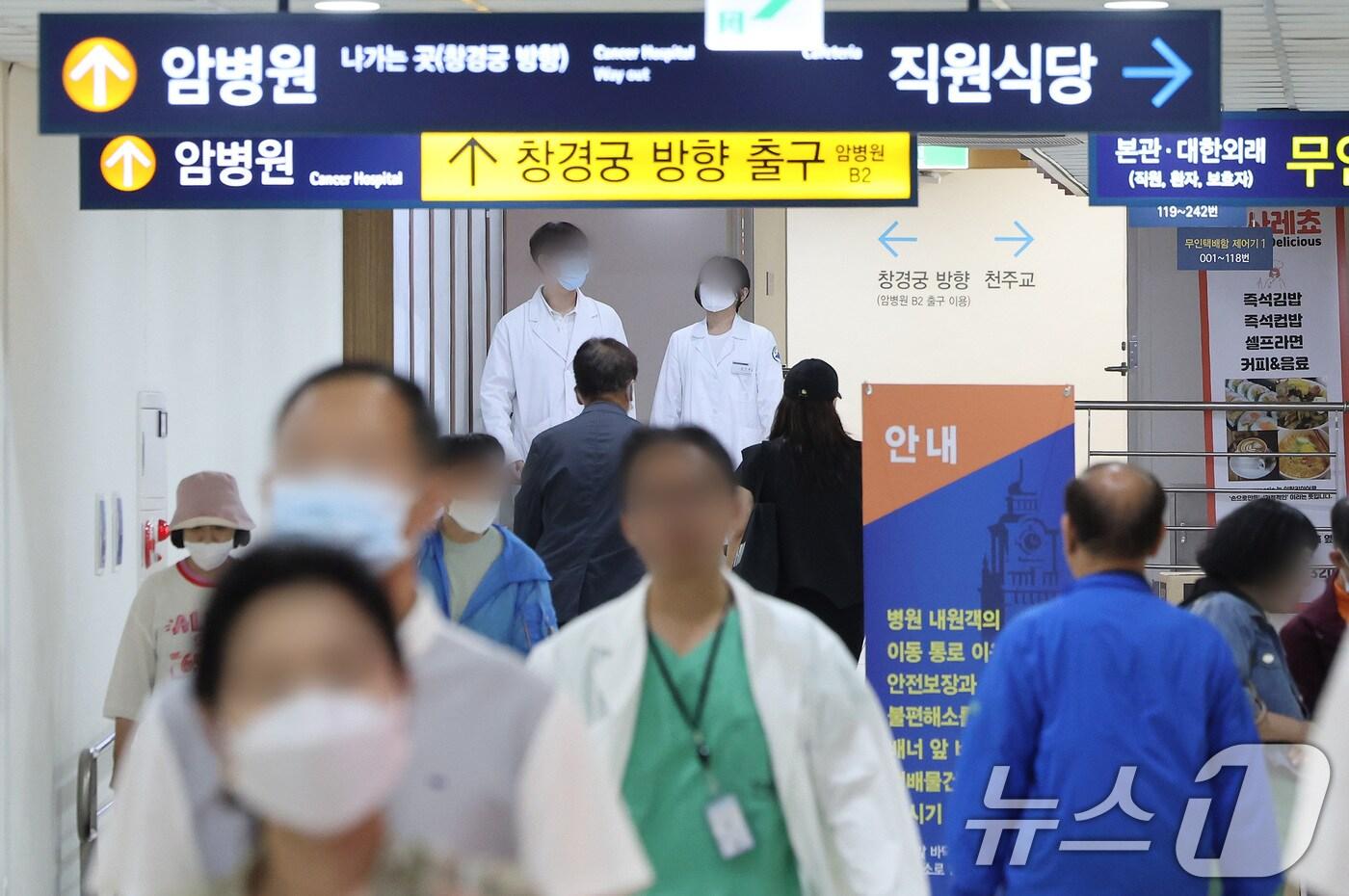 본문 이미지 - 정부의 의대 정원 확대에 반발하는 전공의를 비롯한 의료계의 집단행동이 이어지고 있는 7일 서울 시내 한 대학병원에서 의료진과 환자들이 발걸음을 옮기고 있다. 2024.6.7/뉴스1 ⓒ News1 이동해 기자