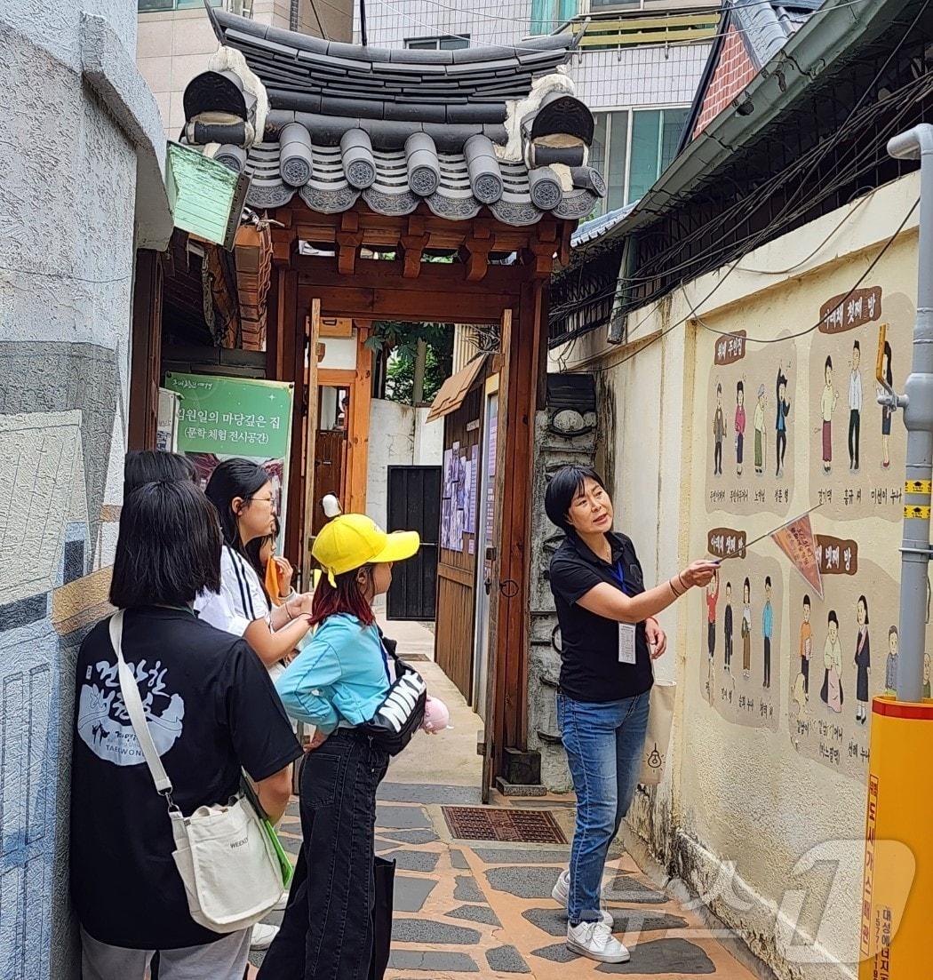 본문 이미지 - 대구교육청은 오는 11월까지 학생과 학부모를 대상으로 교육과 도시여행을 결합한 체험학습 프로그램인 '대구교육시티투어'를 운영한다고 7일 밝혔다. 사진은 대구교육시티투어에 참여 중인 학생들. (대구교육청 제공)/뉴스1