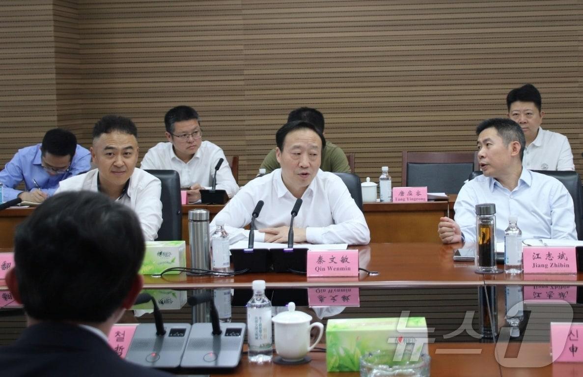 본문 이미지 - 중국 칭웬민 비산 서기(두 번째줄 왼쪽 두 번째)와 박효철 한국특별고문(첫 번째줄 왼쪽 첫 번째)이 3일 중국 충칭생명과학기술도시에서 한국 기업 유치에 대해 논의하고 있다(중싱생명과학기술단지 제공). ⓒ 뉴스1