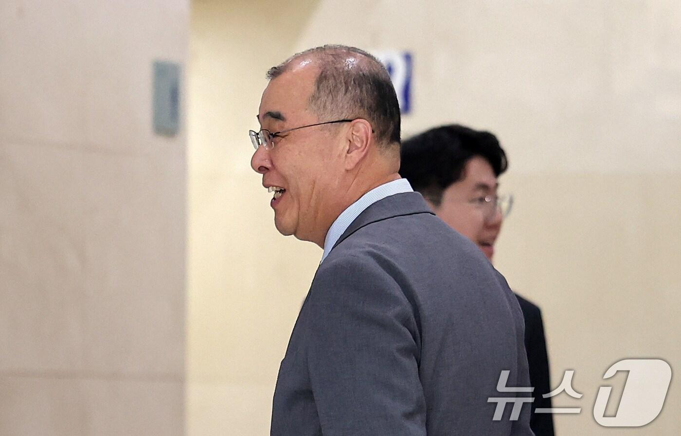 홍원화 의과대학 정상화를 위한 총장협의회 회장(경북대학교 총장)이 6월 7일 서울 영등포구 한국교육시설안전원에서 이주호 사회부총리 겸 교육부 장관과 면담을 하기 위해 이동하고 있다. 2024.6.7/뉴스1 ⓒ News1 김성진 기자