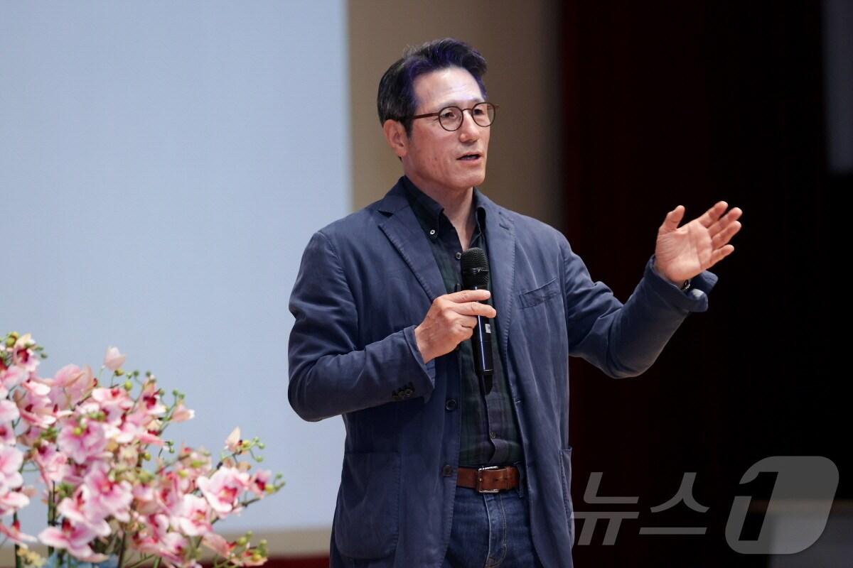 본문 이미지 - 7일 경기 고양시청 문예회관에서 공무원들을 대상으로 '문화의 힘'을 주제로 특강을 하고 있는 정병국 한국문화예술위원회 위원장. (고양시 제공)