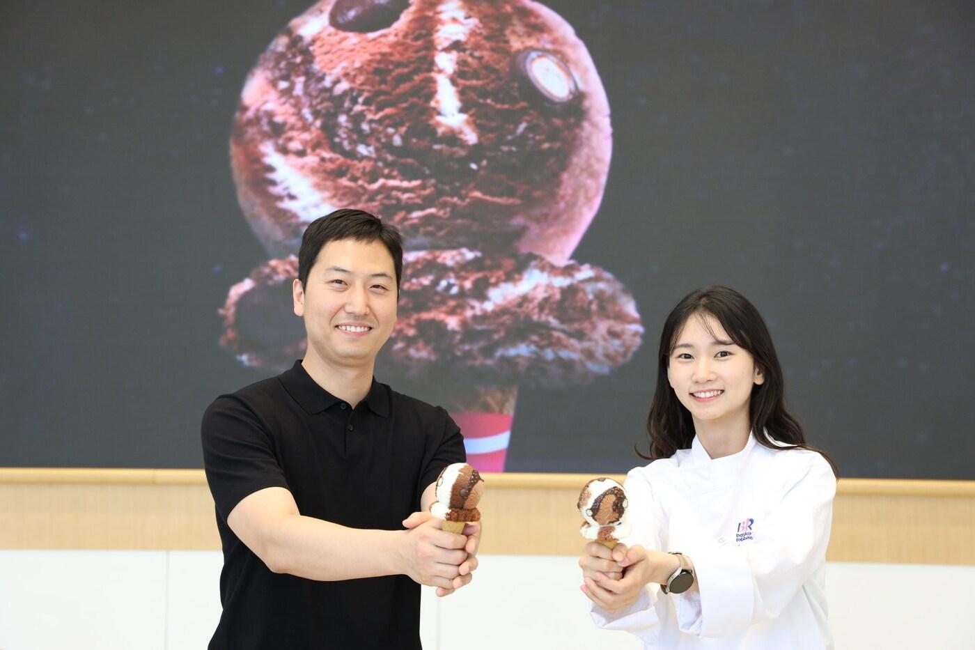본문 이미지 - 왼쪽부터 이유수 BR상품기획실 아이스크림팀 차장, 고은경 BRK 랩 아이스크림 개발팀 대리. (SPC배스킨라빈스 제공)