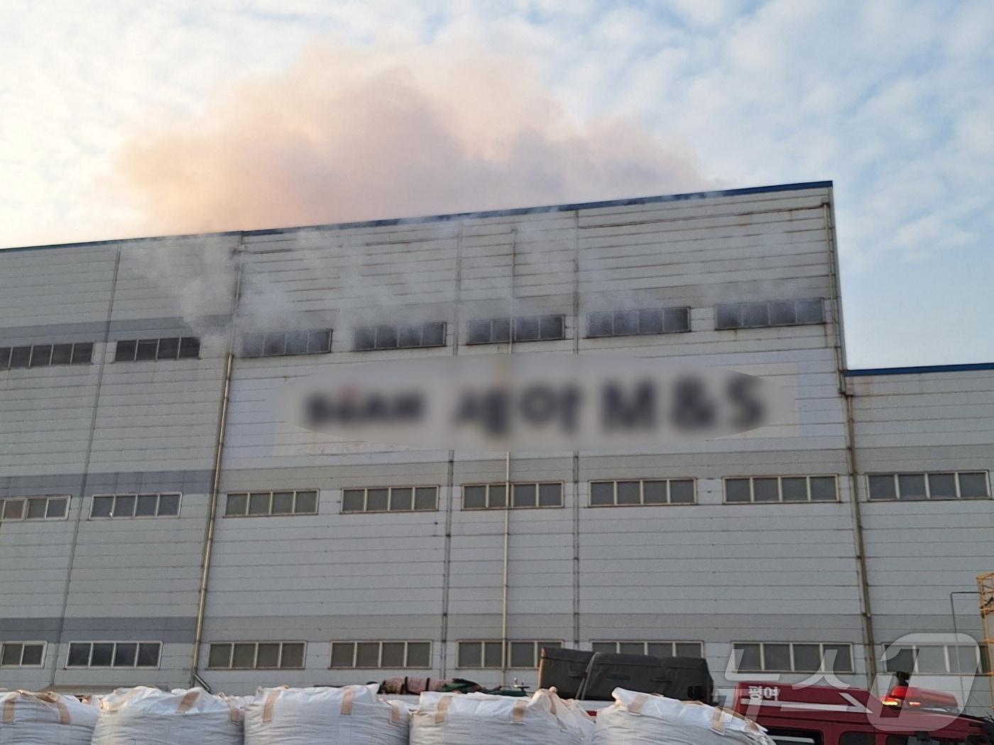 본문 이미지 - 여수산단 철강 원료 제조업체 이산화황 가스 누출 사업장.(독자 제공)2024.6.7/뉴스1