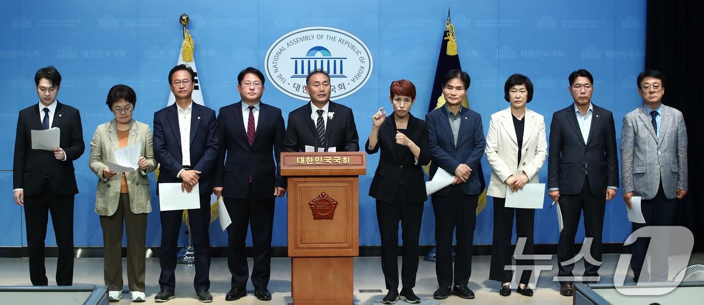 본문 이미지 - 22대 국회 더불어민주당 산업통상자원중소벤처기업위원회 내정 의원들이 6월 7일 오후 서울 여의도 국회 소통관에서 윤석열 대통령의 포항 영일만 석유,가스 매장 가능성 발표에 대해 입장을 밝히는 기자회견을 하고 있다.ⓒ News1 이광호 기자