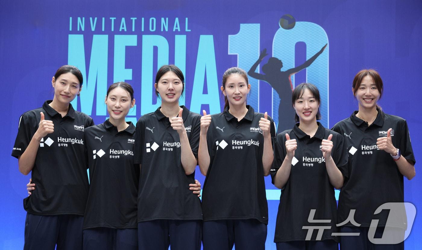 김연경(왼쪽부터), 배유나, 양효진, 김수지, 황연주, 한송이가 7일 오후 서울 송파구 잠실실내체육관에서 열린 김연경 국가대표 은퇴경기 미디어데이에서 기념 촬영을 하고 있다. 2012 런던 올림픽과 2020 도쿄 올림픽 준결승 진출을 주도한 김연경은 오는 8일 은퇴경기와 9일 세계 여자배구 올스타전 이벤트 경기를 끝으로 국가대표를 은퇴한다. 2024.6.7/뉴스1 ⓒ News1 신웅수 기자