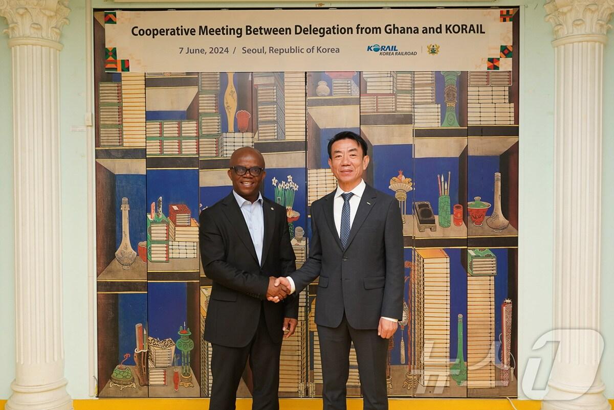 본문 이미지 -  한문희 코레일 사장(오른쪽)과 스테판 아모아 가나 재무부 차관이 7일 오전 서울역 회의실에서 철도 협력사업에 대해 논의하고 기념사진을 촬영하고 있다.(코레일 제공) /뉴스1