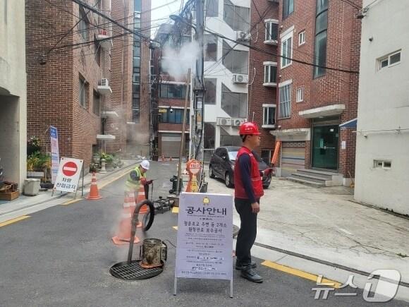 본문 이미지 -  종로구, 국립 현대미술관 일대 하수관로와 맨홀 보수 (종로구 제공)
