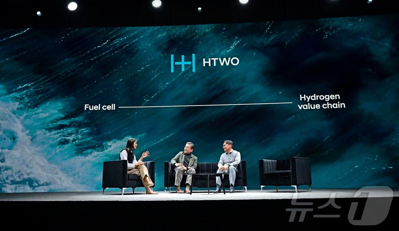 현대차 장재훈 사장이 지난 1월 미국 라스베이거스 만달레이베이 컨벤션 센터에서 개최된 ‘국제 전자제품 박람회(CES)’에서 수소 솔루션에 대해 발표하고 있는 모습.(현대차 제공) 