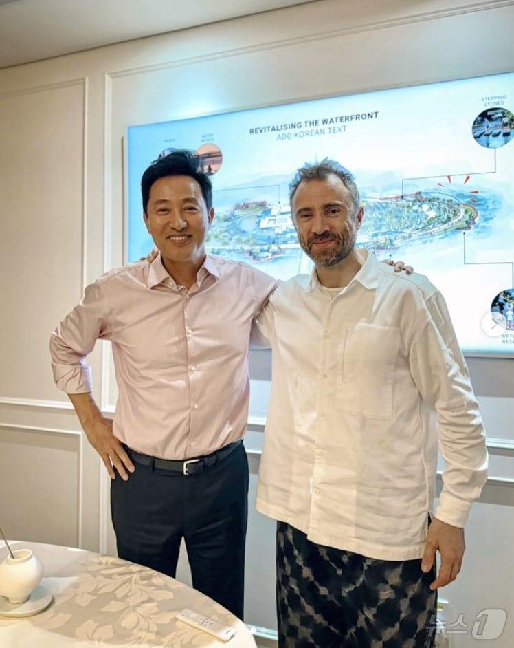 본문 이미지 -  오세훈 서울시장이 노들섬 설계공모에 당선된 토마스 헤더윅과 기념사진을 찍었다.(오세훈 시장 인스타그램 갈무리)
