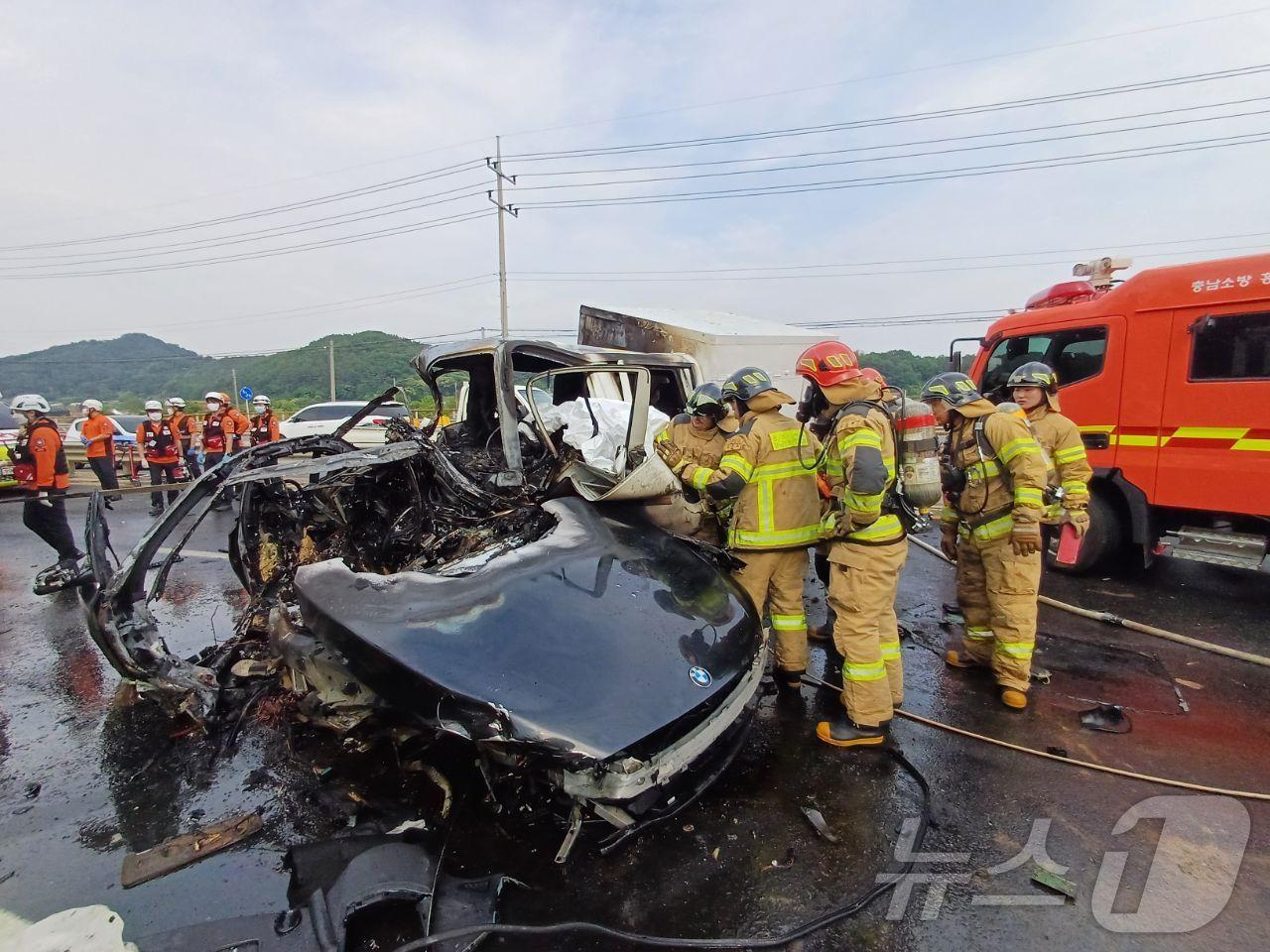 본문 이미지 - 지난 7일 오후 4시4분께 충남 홍성 광천읍 벽계리의 한 도로에서 포터 화물차와 BMW 승용차가 충돌해 3명이 숨졌다.(홍성소방서 제공)/ 뉴스1 