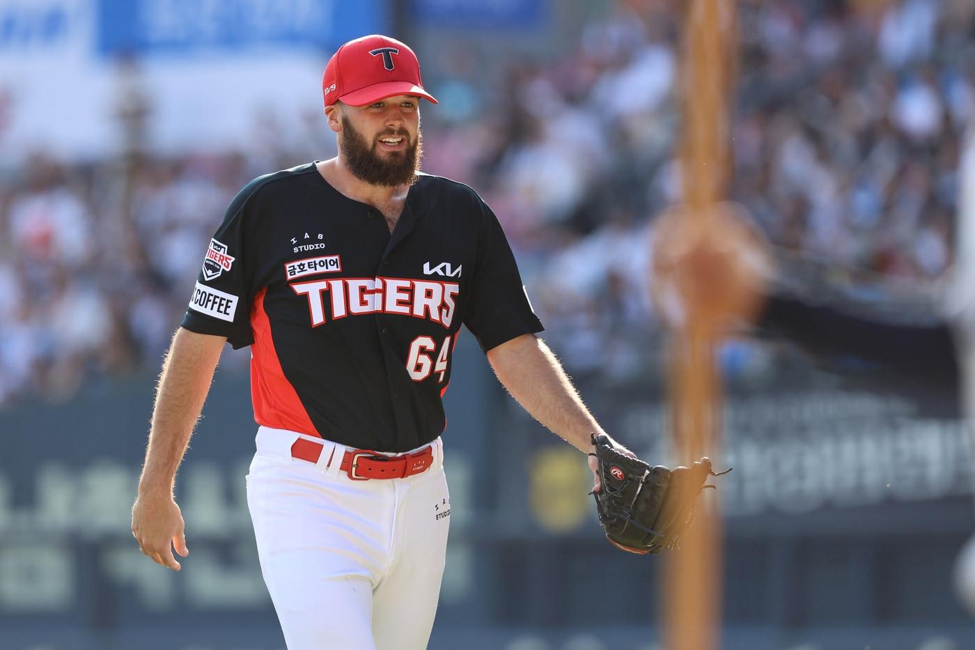  캠 알드레드가 8일 두산 베어스와의 경기에서 3이닝 6실점을 기록하며 패전 위기에 놓였다.(KIA 타이거즈 제공)