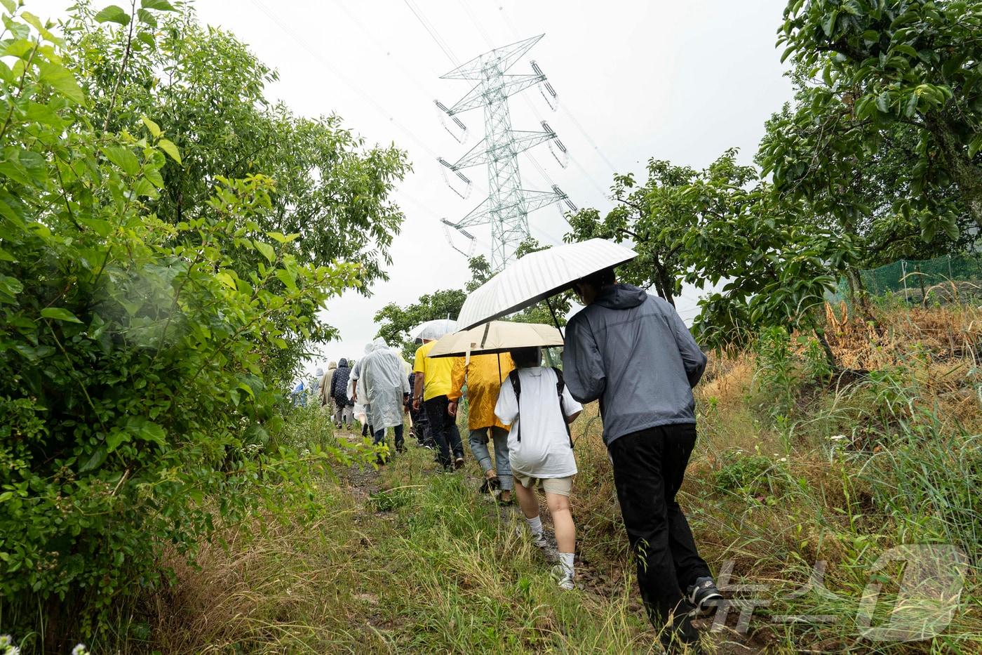 지난 8일 경남 밀양 둔치공원에서 밀양 송전탑 6.11 행정 대집행 10년을 앞두고 '윤석열 핵폭주 원천봉쇄 결의대회'가 열린 가운데 참가자들이 송전탑이 있는 고답마을을 지나고 있다. (주최측 제공) 2024.6.9/뉴스1