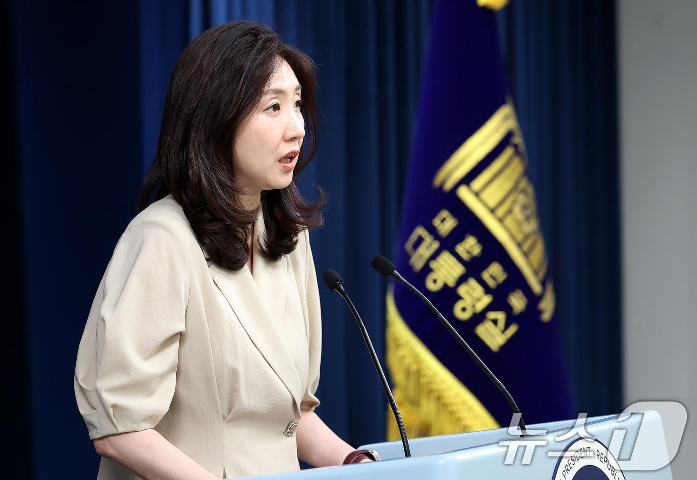 본문 이미지 - 김수경 대통령실 대변인이 9일 서울 용산 대통령실 청사에서 북한 오물풍선 재살포에 대한 대응 방안 등 현안 관련 브리핑을 하고 있다. 2024.6.9/뉴스1 ⓒ News1 박지혜 기자