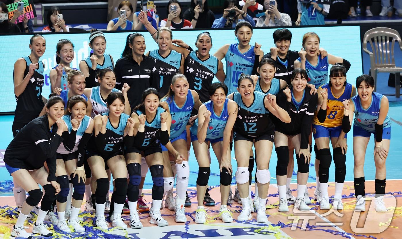 본문 이미지 - 김연경이 9일 오후 서울 송파구 잠실실내체육관에서 열린 '김연경 초청 세계 여자배구 올스타전(KYK Invitational 2024)'을 마친 뒤 기념촬영을 하고 있다. 2024.6.9/뉴스1 ⓒ News1 구윤성 기자