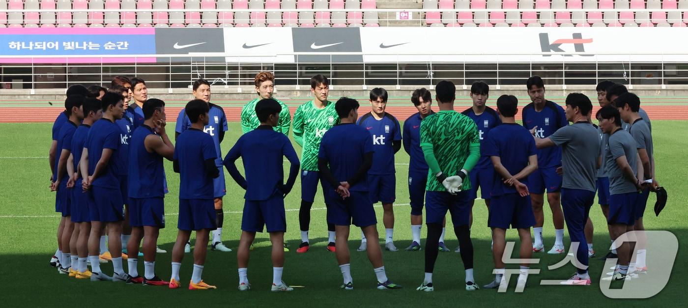 대한민국 축구대표팀 선수들이 9일 오후 경기 고양시 고양종합운동장에서 2026 국제축구연맹(FIFA) 북중미 월드컵 아시아 지역 2차 예선 중국전을 앞두고 훈련을 하고 있다. 한편 축구 국가대표팀은 지난 6일 싱가포르를 7대0으로 대파하고 3차 예선 진출을 확정했다. 2024.6.9/뉴스1 ⓒ News1 김진환 기자