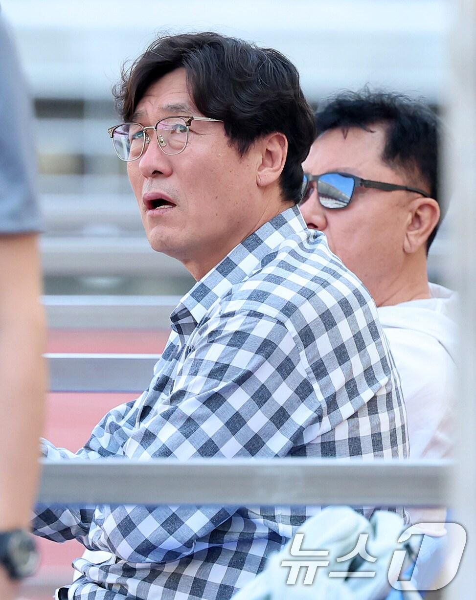 본문 이미지 - 이임생 대한축구협회 기술이사가 새 감독 면접을 위해 유럽으로 떠났다. 사진은 지난 6월 대표팀 훈련을 지켜보는 이 기술이사. 2024.6.9/뉴스1 ⓒ News1 김진환 기자